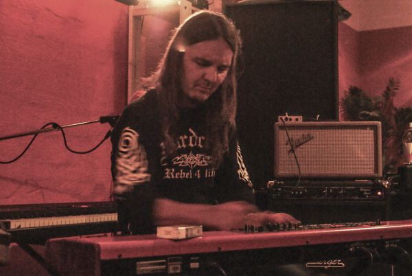 Aus der Sessiongalerie zu „micro genocide“, Aufnahme 2